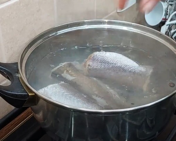 Готовлю рыбу вкусно, просто и без косточек. Сытный обед из бюджетной рыбы: даже жарить не нужно